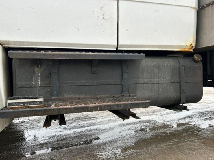 2004-freightliner-fl80-image-98