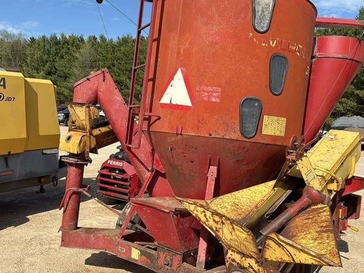 new-holland-352-image-2