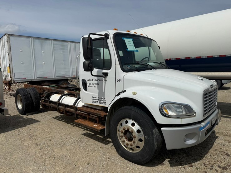 #1174-•-2015-freightliner-cab-and-chassis-image-8