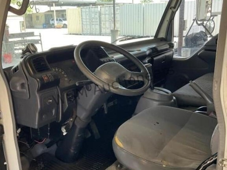 2006-isuzu-npr-image-23