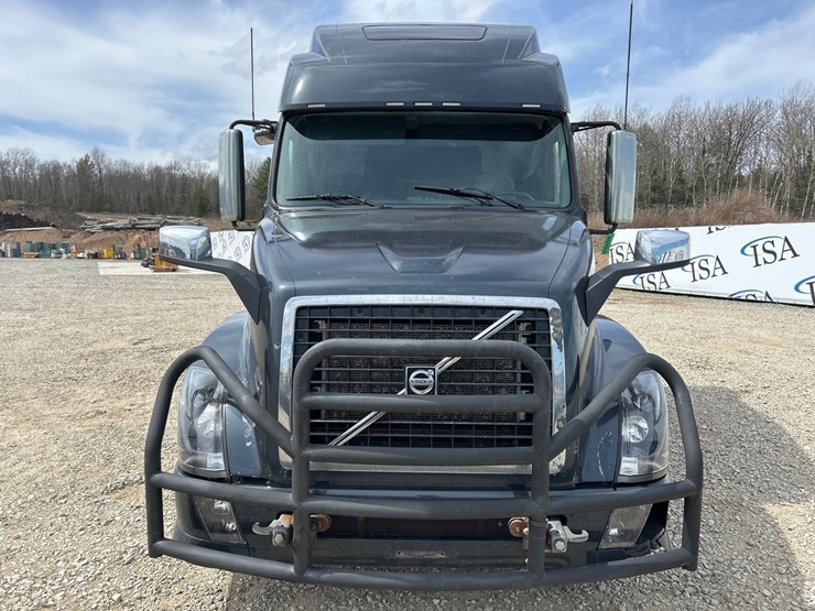 2009-volvo-10-image-8