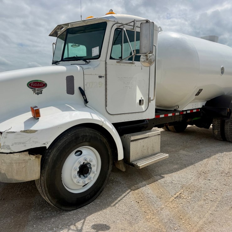 2002 PETERBILT 330