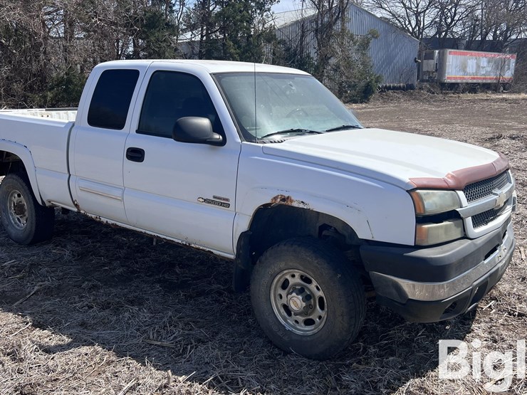 2004-chevrolet-silverado-2500-image-3