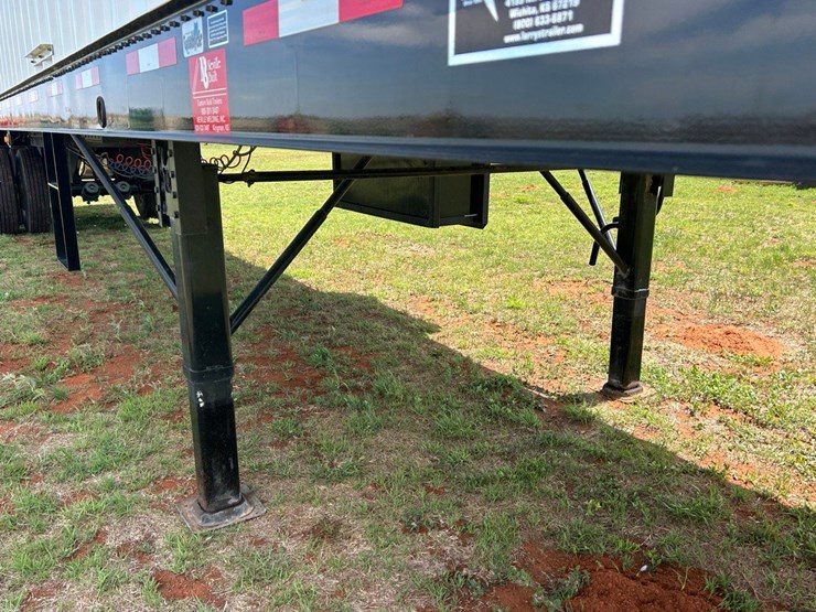 2013-neville-trailer-image-10