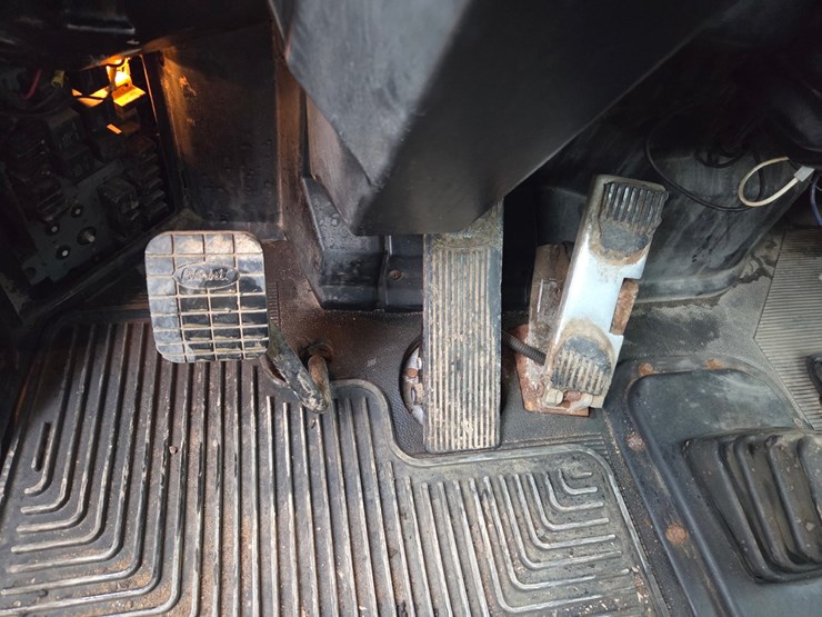 1995-peterbilt-357-image-86