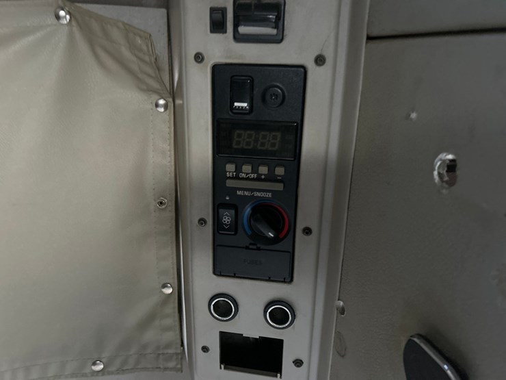 2009-volvo-10-image-66