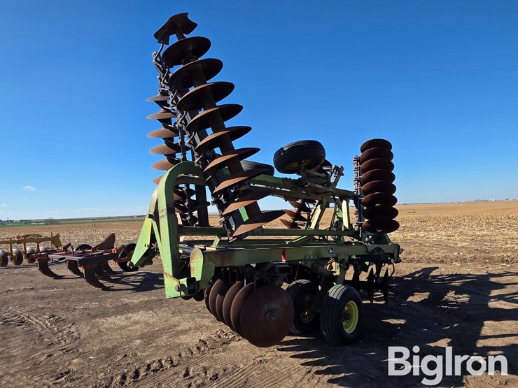 john-deere-335-image-5