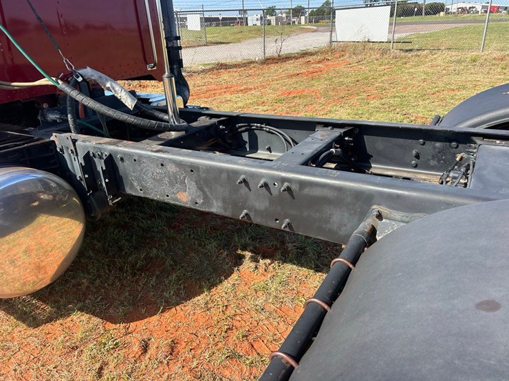 2012-peterbilt-386-image-13