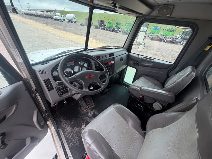 2012-peterbilt-337-image-10