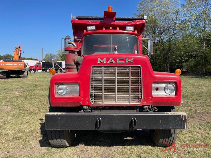 1984-mack-rd686s-image-15