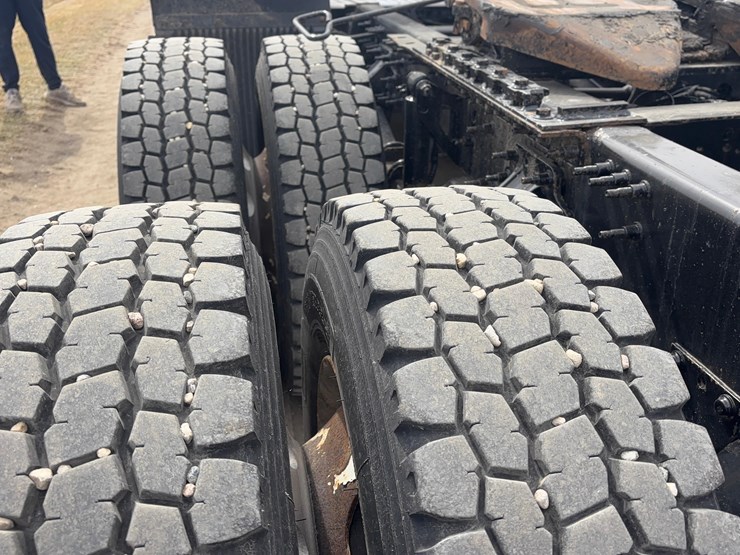 2015-volvo-vnl-semi-image-12