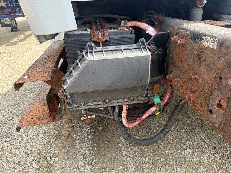 #1174-•-2015-freightliner-cab-and-chassis-image-45