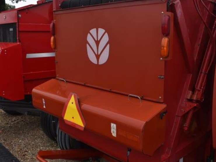 new-holland-roll-belt-560-image-9