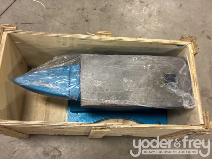 unused-200lb-cast-iron-anvil-image-7
