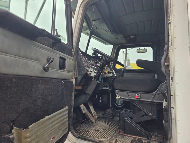 1995-peterbilt-357-image-77