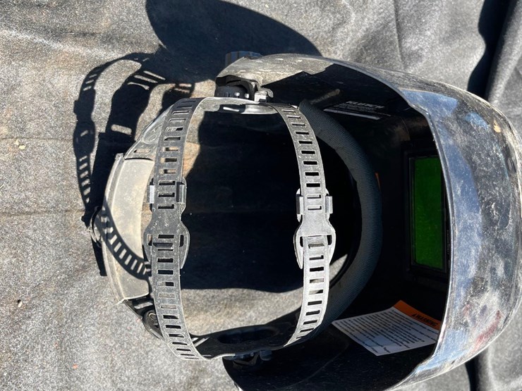 klutch-auto-darkening-welding-helmet-image-4