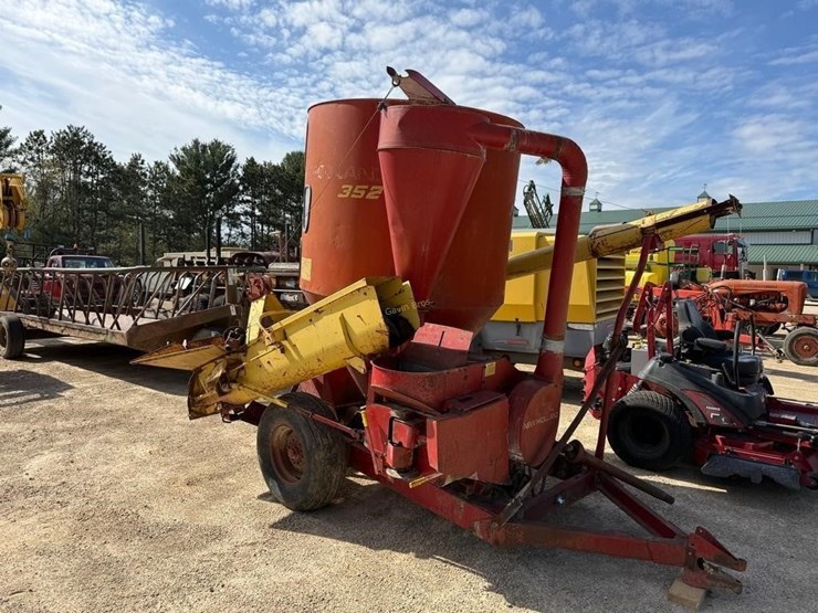 new-holland-352-image-1