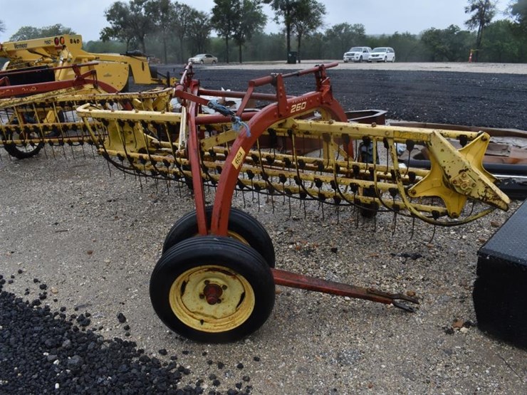 new-holland-260-image-1