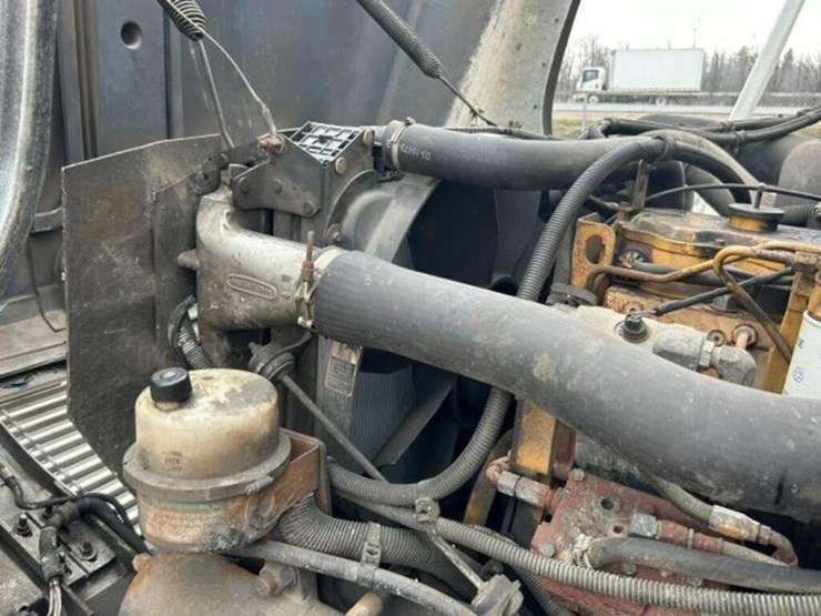 2004-freightliner-fl80-image-33