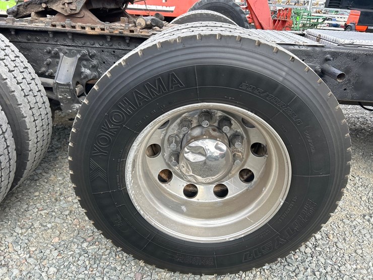 2009-volvo-10-image-71