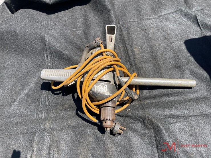 black-&-decker-electric-drill-image-1