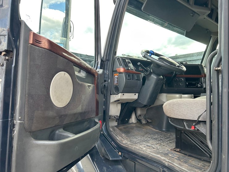 2009-volvo-10-image-50