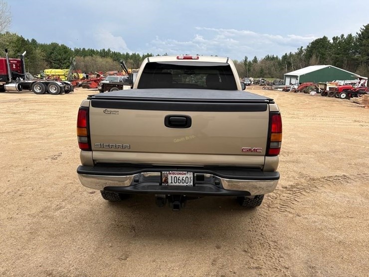 2004-gmc-sierra-2500-image-10