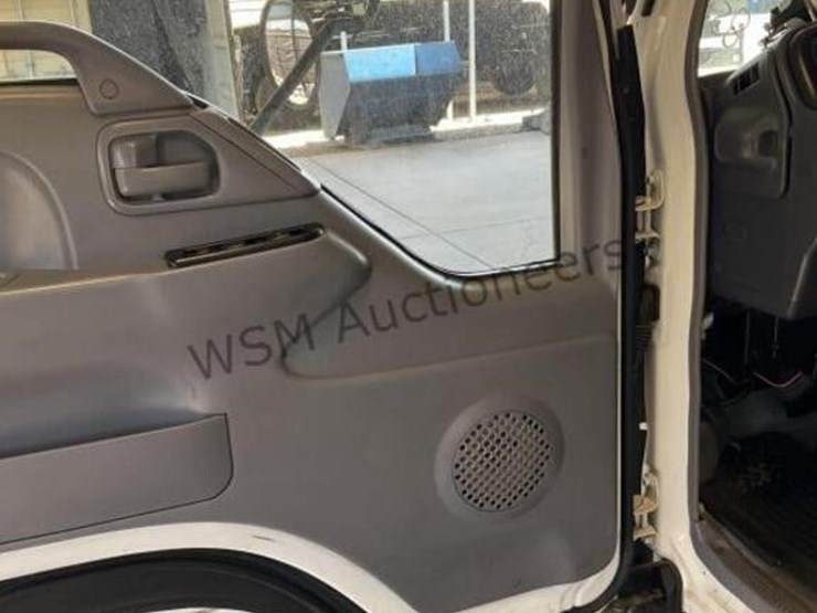 2006-isuzu-npr-image-24