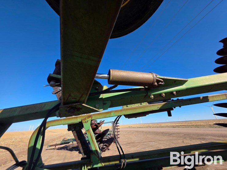 john-deere-335-image-17