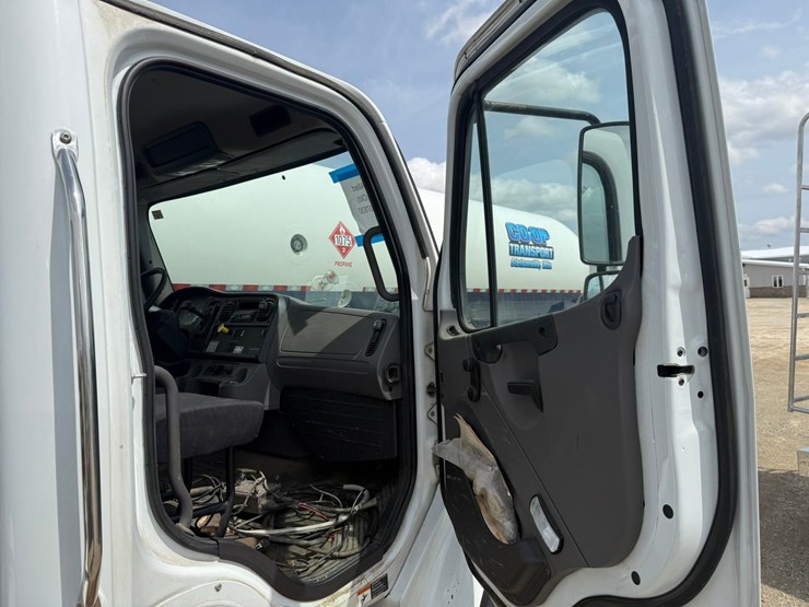 #1174-•-2015-freightliner-cab-and-chassis-image-51