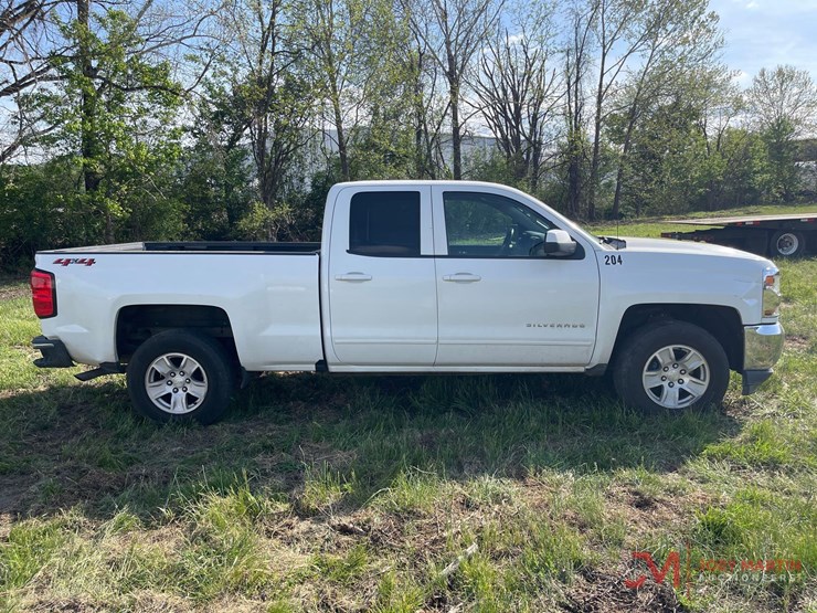2018-chevrolet-silverado-1500-lt-image-2