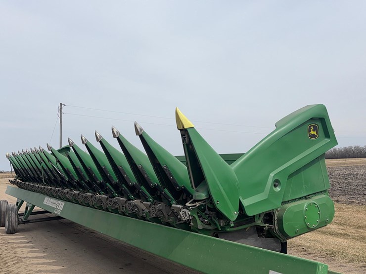 2023-john-deere-c18r-image-3