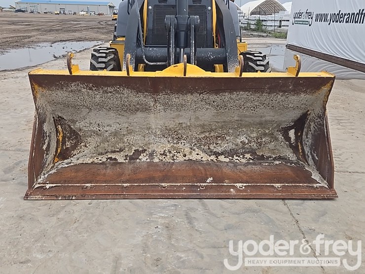 2021-deere-410l-image-23
