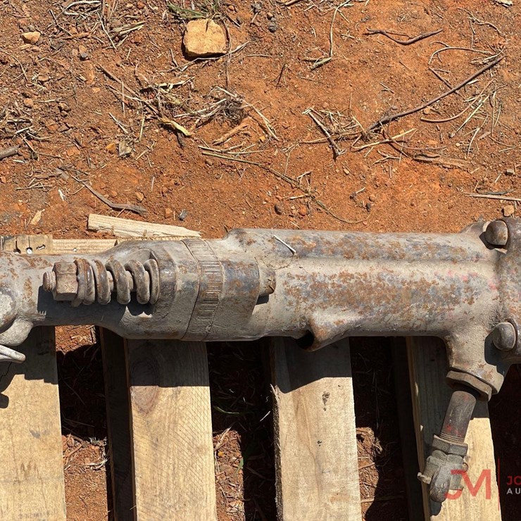 PNEUMATIC JACK HAMMER