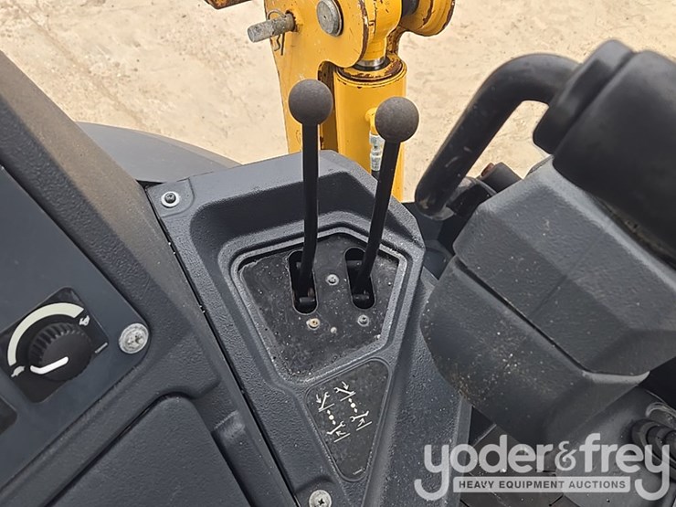 2021-deere-410l-image-60