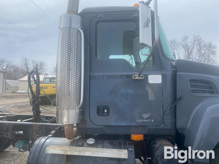 2005-mack-granite-cv713-image-11
