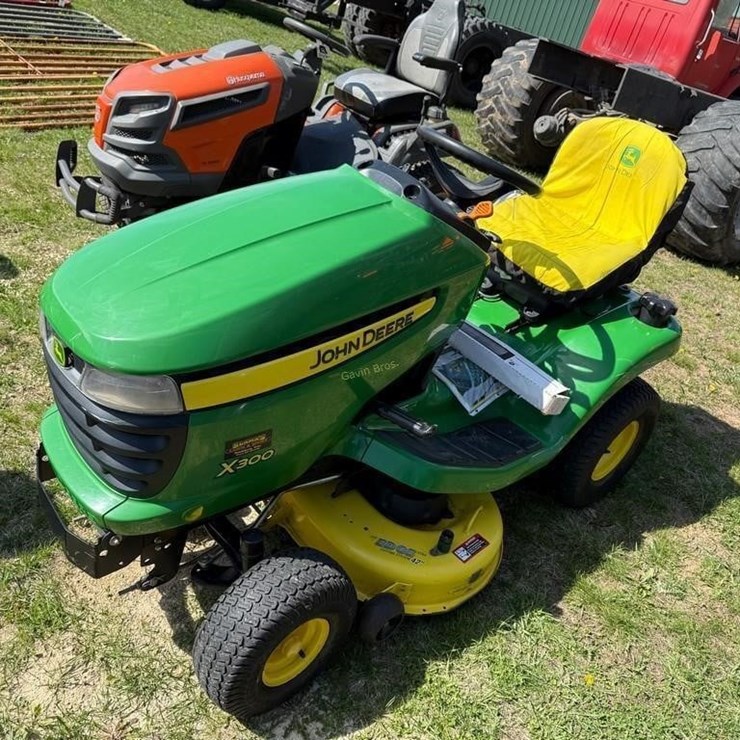 JOHN DEERE X300