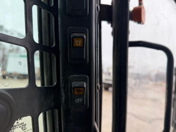 2016-bobcat-t750-image-12