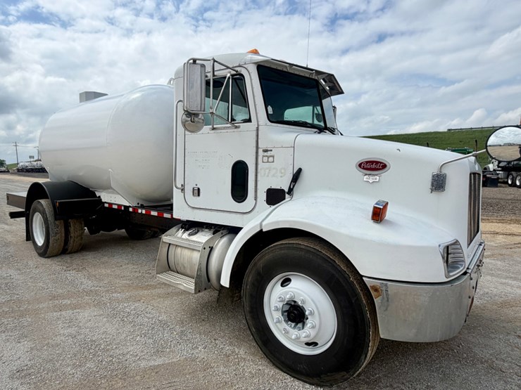 2002-peterbilt-330-image-3