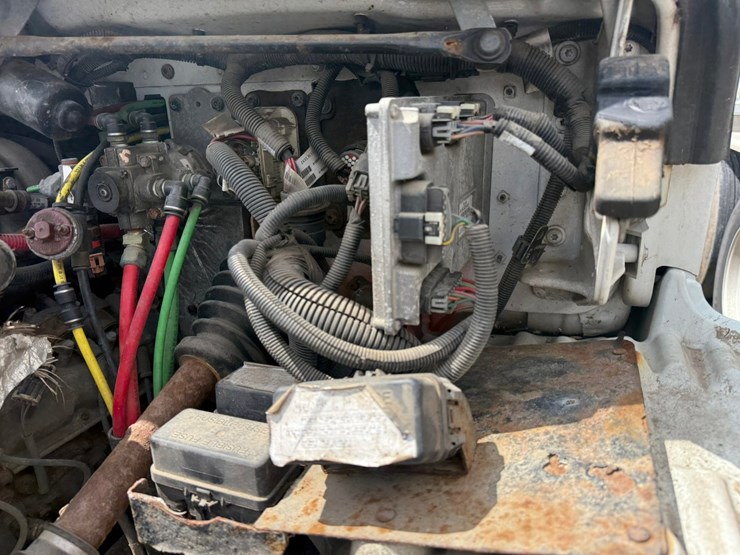 #1174-•-2015-freightliner-cab-and-chassis-image-11