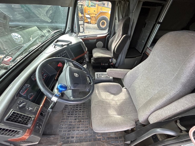 2009-volvo-10-image-54