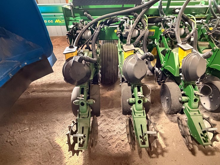 2024-john-deere-db66-image-23