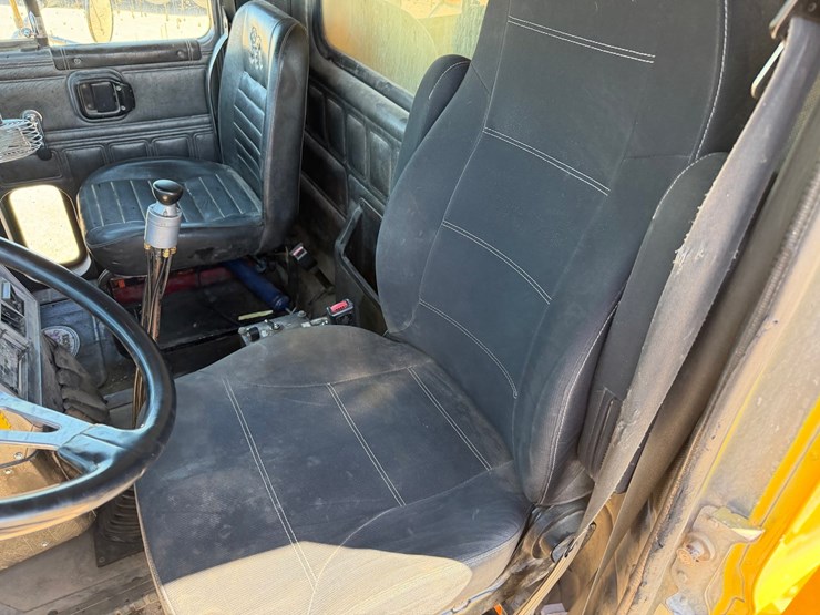 1995-mack-cl713-image-54