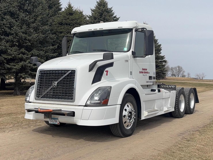 2015-volvo-vnl-semi-image-1