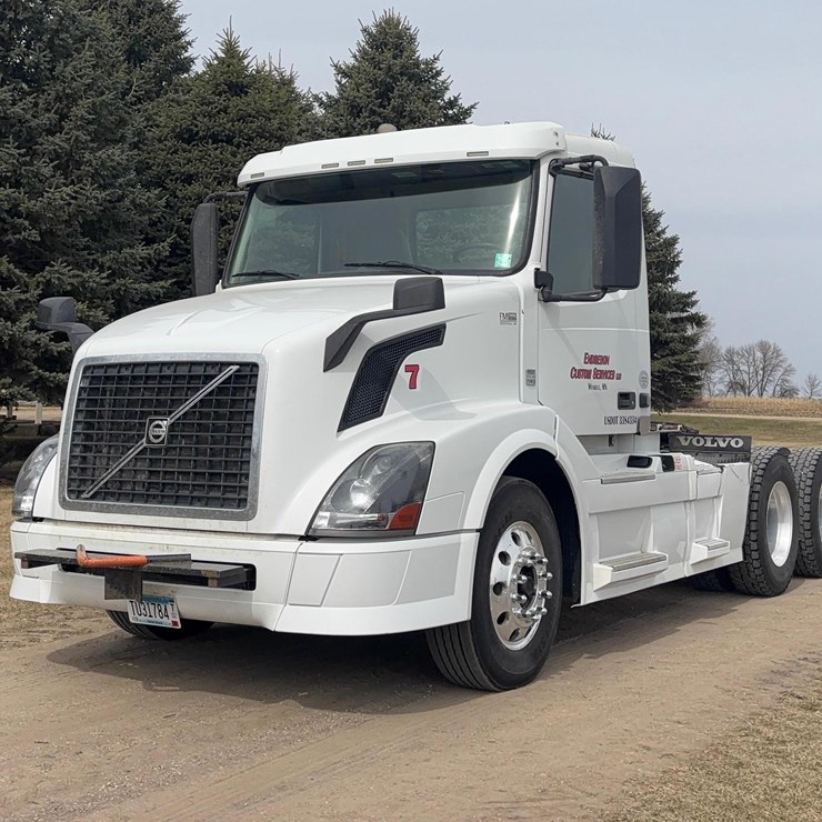 2015 Volvo VNL Semi