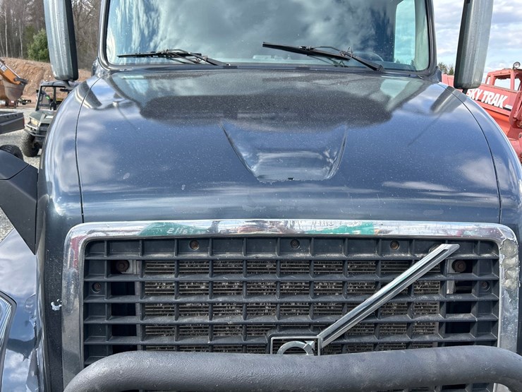 2009-volvo-10-image-13