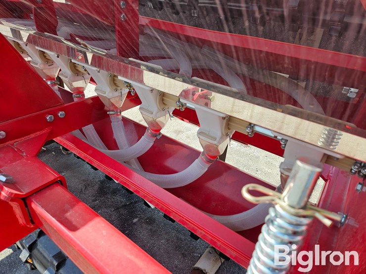 2025-massey-ferguson-730-image-10