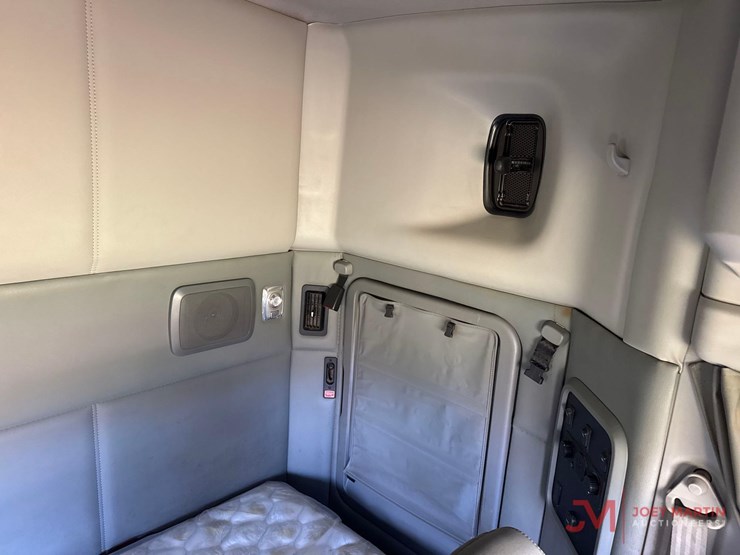 2017-kenworth-t880-image-47