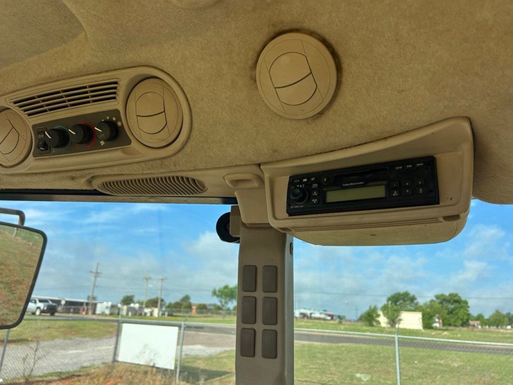 2010-john-deere-6115d-image-29