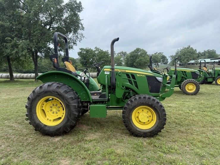 2020-john-deere-5075e-image-4